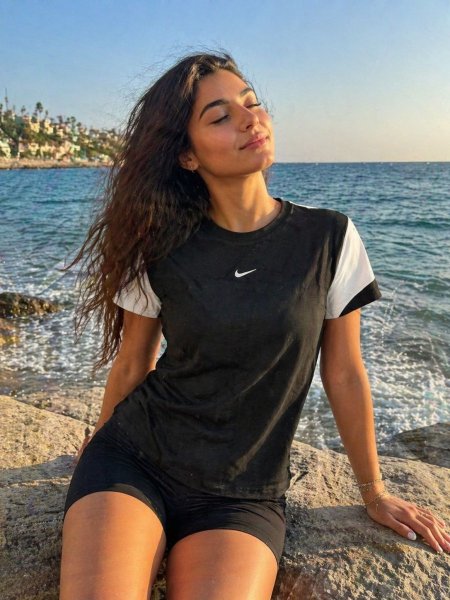 بلوزة نايك نص كم